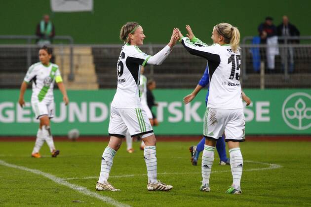 16.10.2013, VfL Stadion am Elsterweg, Wolfsburg, Frauenfussball Champions-League, Sechzehntelfinale, Rückspiel, VfL Wolfsburg (GER) vs Pärnu JK (EST), im Bild Die Torschützin zum 4:0 für Wolfsburg, Conny Pohlers (26, VfL Wolfsburg), jubelt zusammen mit Lyn Meyer (15, VfL Wolfsburg) GER, CL, VfL Wolfsburg (GER) vs Pärnu JK (EST)
