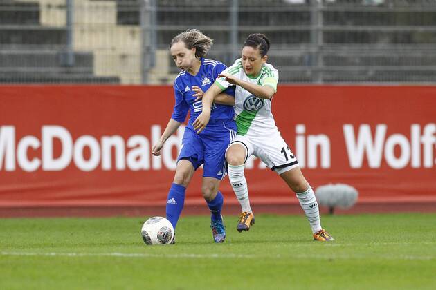 16.10.2013, VfL Stadion am Elsterweg, Wolfsburg, Frauenfussball Champions-League, Sechzehntelfinale, Rückspiel, VfL Wolfsburg (GER) vs Pärnu JK (EST), im Bild Anastassia Morkovkina (7, Pärnu JK, li.) im Zweikampf mit Nadine Kessler (13, VfL Wolfsburg) GER, CL, VfL Wolfsburg (GER) vs Pärnu JK (EST)