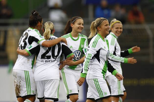 16.10.2013, VfL Stadion am Elsterweg, Wolfsburg, Frauenfussball Champions-League, Sechzehntelfinale, Rückspiel, VfL Wolfsburg (GER) vs Pärnu JK (EST), im Bild Joelle Wedemeyer (24, VfL Wolfsburg) am Ball GER, CL, VfL Wolfsburg (GER) vs Pärnu JK (EST)