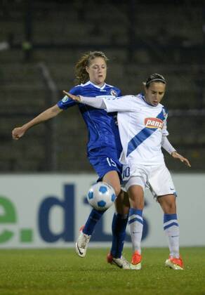 Inka Wesely (li., P) und Fanni Vago (re., H), Turbine Potsdam (P) - MTK Hungaria FC (H), Fußball, UEFA Women - Champions League, Saison 2013 2014, Potsdam, 16.10.2013,