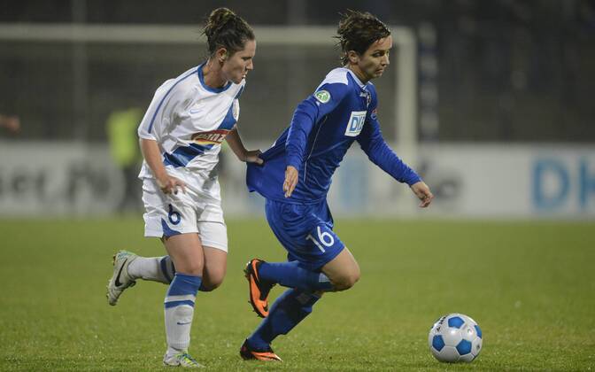 Angela Hummel-Smuczer (li., H) und Natasa Anonova (re., P), Turbine Potsdam (P) - MTK Hungaria FC (H), Fußball, UEFA Women - Champions League, Saison 2013 2014, Potsdam, 16.10.2013,