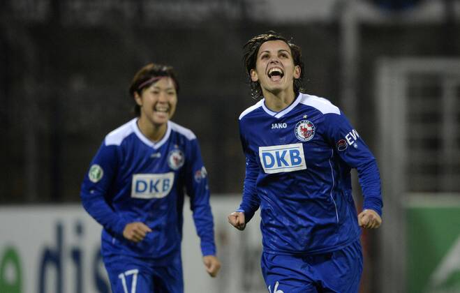 v.l.: Asano Nagasato, Natasa Andonova (Pot), Jubel 5:0, Turbine Potsdam (P) - MTK Hungaria FC (H), Fußball, UEFA Women - Champions League, Saison 2013 2014, Potsdam, 16.10.2013,