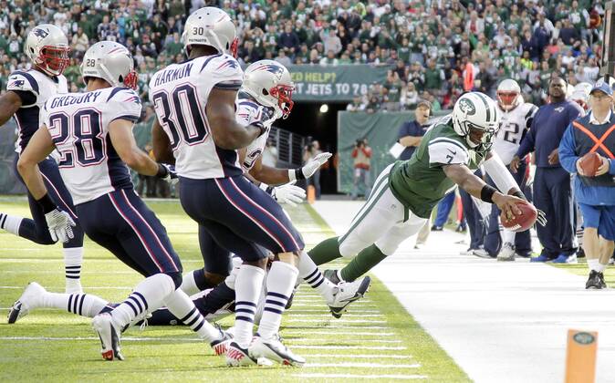 New York Jets Geno Smith dive for a first down on a 14 yard scramble in the third quarter against the New England Patriots in week 7 of the NFL American Football Herren USA season at MetLife Stadium in East Rutherford, New Jersey on October 20, 2013. The Jets defeated the Patriots in overtime 30-27. UPI John Angelillo  NYP20131020119