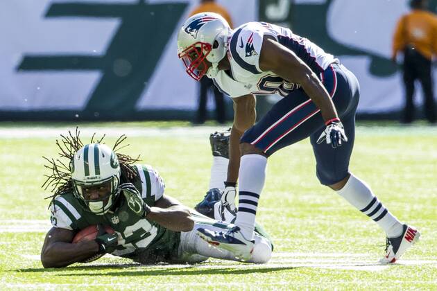 October 20, 2013: New York Jets running back Chris Ivory (33) ran with the ball as he gets taken down by New England Patriots defensive back Duron Harmon (30) during the NFL American Football Herren USA game between the New England Patriots and the New York Jets at MetLife Stadium in East Rutherford, New Jersey. The Jets win 30-27 in overtime. (Christopher Szagola Cal Media) NFL American Football Herren USA 2013: Patriots vs Jets OCT 20 - ZUMAcs7