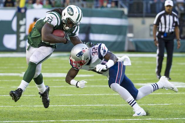 October 20, 2013: New York Jets running back Chris Ivory (33) runs with the ball as New England Patriots free safety Devin McCourty (32) looks to tackle him during the NFL American Football Herren USA game between the New England Patriots and the New York Jets at MetLife Stadium in East Rutherford, New Jersey. The Jets win 30-27 in overtime. (Christopher Szagola Cal Media) NFL American Football Herren USA 2013: Patriots vs Jets OCT 20 - ZUMAcs7