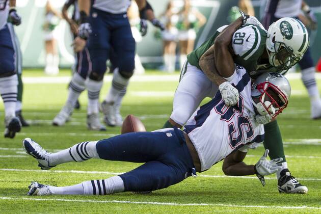October 20, 2013: New York Jets cornerback Kyle Wilson (20) breaks up the pass attended for New England Patriots wide receiver Kenbrell Thompkins (85) during the NFL American Football Herren USA game between the New England Patriots and the New York Jets at MetLife Stadium in East Rutherford, New Jersey. The Jets win 30-27 in overtime. (Christopher Szagola Cal Media) NFL American Football Herren USA 2013: Patriots vs Jets OCT 20 - ZUMAcs7