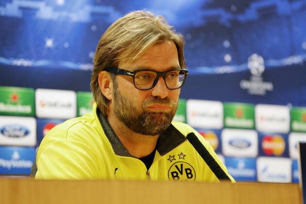 Trainer Jürgen Klopp (Borussia Dortmund) nachdenklich, konzentriert, fokussiert mit zusammen gepressten Lippen Pressekonferenz --- Fussball --- Champions League --- 21.10.2013 EP_JSE