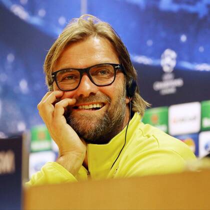 Trainer Jürgen Klopp (Borussia Dortmund) stützt gut gelaunt seinen Kopf ab Pressekonferenz --- Fussball --- Champions League --- 21.10.2013 EP_JSE