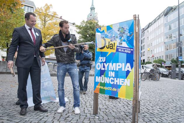 Plakataktion Buergerbegehren pro Olympia 2022, Rindermarkt, München. 22.12.2013 Thomas Muderlak, der Geschäftsführer der BMW Welt, Vorstandssprecher der Tourismus Initiative München, Mitbegründer des Team München 2022 und Sven Hannawald, Skispringer und Rennfahrer kleben Plakate Â