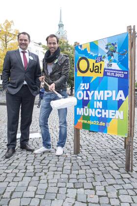 Plakataktion Buergerbegehren pro Olympia 2022, Rindermarkt, München. 22.12.2013 Thomas Muderlak, der Geschäftsführer der BMW Welt, Vorstandssprecher der Tourismus Initiative München, Mitbegründer des Team München 2022 und Sven Hannawald, Skispringer und Rennfahrer kleben Plakate Â