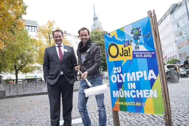 Plakataktion Buergerbegehren pro Olympia 2022, Rindermarkt, München. 22.12.2013 Thomas Muderlak, der Geschäftsführer der BMW Welt, Vorstandssprecher der Tourismus Initiative München, Mitbegründer des Team München 2022 und Sven Hannawald, Skispringer und Rennfahrer kleben Plakate Â