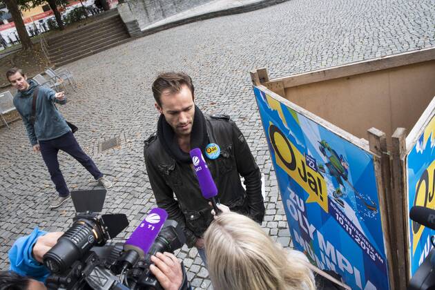 Plakataktion Buergerbegehren pro Olympia 2022, Rindermarkt, München. 22.12.2013 Thomas Muderlak, der Geschäftsführer der BMW Welt, Vorstandssprecher der Tourismus Initiative München, Mitbegründer des Team München 2022 und Sven Hannawald, Skispringer und Rennfahrer kleben Plakate Â
