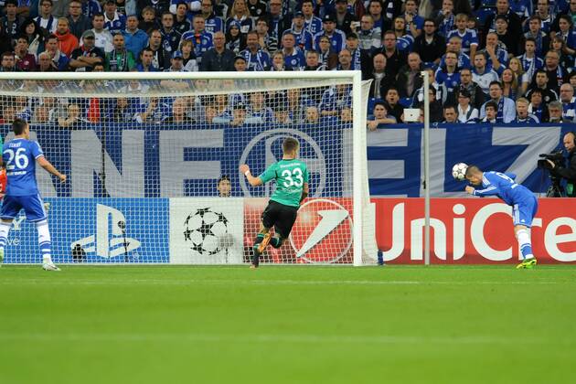 Gelsenkirchen, Deutschland 22. Oktober 2013: Champions-League - Vorrunde - 13 14 - FC Schalke 04 vs. FC Chelsea. Tor zum 0:1. Torschuetze Torschütze Fernando Torres (Chelsea) mit dem Tor zum 0:1 gegen Torwart Timo Hildebrand (Schalke). mt