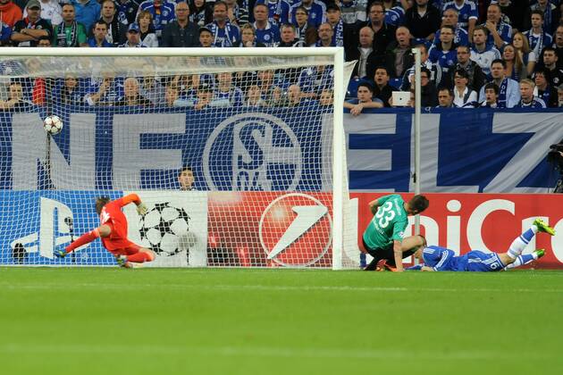 Gelsenkirchen, Deutschland 22. Oktober 2013: Champions-League - Vorrunde - 13 14 - FC Schalke 04 vs. FC Chelsea. Tor zum 0:1. Torschuetze Torschütze Fernando Torres (Chelsea) mit dem Tor zum 0:1 gegen Torwart Timo Hildebrand (Schalke). mt