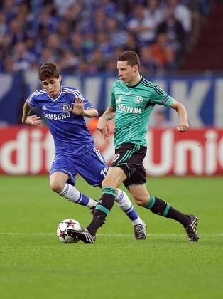 22.10.2013, xovx, Fussball Champions League, FC Schalke 04 - Chelsea London, v.l. Oscar (FC Chelsea), Julian Draxler (FC Schalke 04), Aktion.