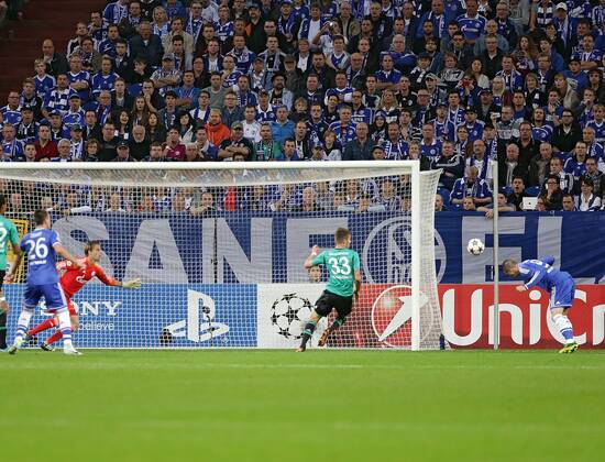 22.10.2013, xovx, Fussball Champions League, FC Schalke 04 - Chelsea London, v.l. Timo Hildebrand (FC Schalke 04), Roman Neustädter (FC Schalke 04), Fernando Torres (FC Chelsea) mit dem Tor zum 0:1, Aktion.