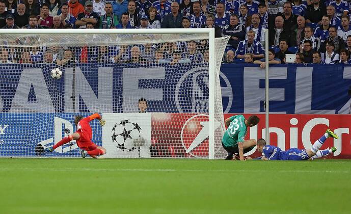 22.10.2013, xovx, Fussball Champions League, FC Schalke 04 - Chelsea London, v.l. Timo Hildebrand (FC Schalke 04), Roman Neustädter (FC Schalke 04), Fernando Torres (FC Chelsea) mit dem Tor zum 0:1, Aktion.