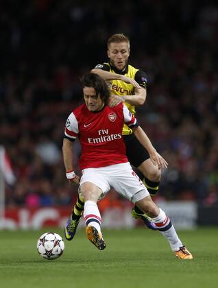 Arsenal s Tomas Rosicky tussles with Dortmund s Jakub Kuba Blaszczykowski Arsenal v Dortmund - UEFA Champions League - the Emirates - London - England -22 10 2013 - Pic David Klein Sportimage EDITORIAL USE ONLY. No use with unauthorised audio, video, data, fixture lists, club league logos or live services. Online in-match use limited to 120 images, no video emulation. No use in betting, games or single club league player publications.