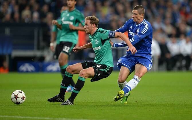 FUSSBALL CHAMPIONS LEAGUE SAISON 2013 2014 GRUPPENPHASE FC Schalke 04 - FC Chelsea 22.10.2013 Benedikt Höwedes (li, FC Schalke 04) gegen Fernando Torres (re, FC Chelsea) 