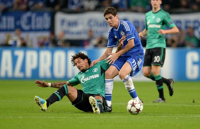 FUSSBALL CHAMPIONS LEAGUE SAISON 2013 2014 GRUPPENPHASE FC Schalke 04 - FC Chelsea 22.10.2013 Jermaine Jones (FC Schalke 04) gegen Oscar (re, FC Chelsea) 