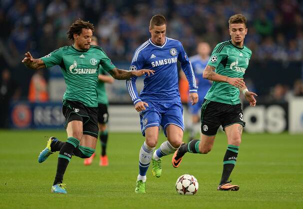 FUSSBALL CHAMPIONS LEAGUE SAISON 2013 2014 GRUPPENPHASE FC Schalke 04 - FC Chelsea 22.10.2013 Jermaine Jones (li) und Roman Neustädter (re, beide FC Schalke 04) gegen Fernando Torres (Mitte, FC Chelsea) 