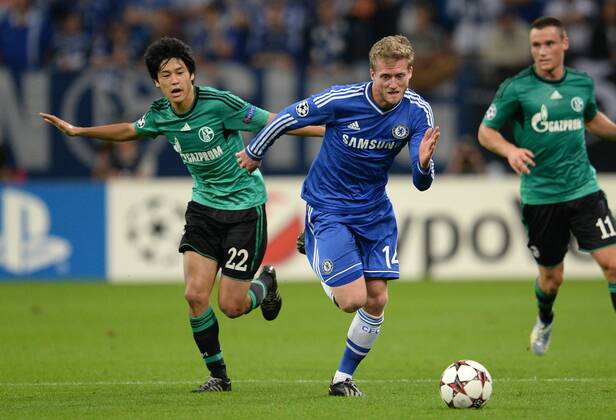 FUSSBALL CHAMPIONS LEAGUE SAISON 2013 2014 GRUPPENPHASE FC Schalke 04 - FC Chelsea 22.10.2013 Andre Schürrle (re, FC Chelsea) enteilt Atsuto Uchida (li, FC Schalke 04) 