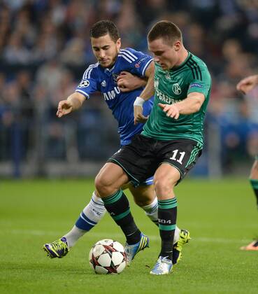FUSSBALL CHAMPIONS LEAGUE SAISON 2013 2014 GRUPPENPHASE FC Schalke 04 - FC Chelsea 22.10.2013 Eden Hazard (Fli, C Chelsea) gegen Christian Clemens (re, FC Schalke 04) 