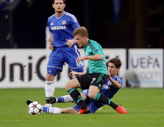 V.li. Max Meyer (Schalke) gegen Oscar (Chelsea) . FC Schalke 04-FC Chelsea . Gelsenkirchen, GER, 22.10.2013 , Fussball-Champions League 2013-2014 .