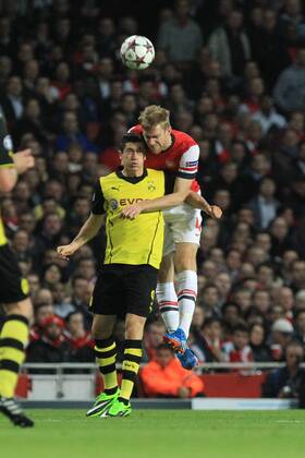 Per Mertesacker 4 (Arsenal FC) im Kopfballduell gegen Robert Lewandowski 9 (Borussia Dortmund) , Aktion, Action Arsenal FC London vs BVB Borussia Dortmund 09 --- Fussball --- Champions League --- 22.10.2013 EP_JSE