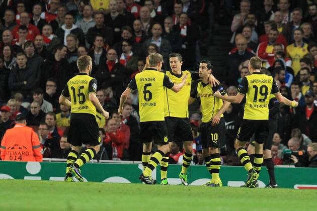 vl: Jakub Kuba Blaszczykowski 16 (Borussia Dortmund), Sven Bender 6 (Borussia Dortmund), Robert Lewandowski 9 (Borussia Dortmund), Torschütze Henrikh Micki Mkhitaryan 10 (Borussia Dortmund) und Kevin Grosskreutz 19 (Borussia Dortmund) beim Torjubel nach dem Treffer zum 1:0 Arsenal FC London vs BVB Borussia Dortmund 09 --- Fussball --- Champions League --- 22.10.2013 EP_JSE