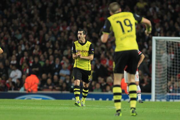 Henrikh Micki Mkhitaryan 10 (Borussia Dortmund) klatscht nach dem Tor zum 1:0 die Mannschaft nach vorne mit Kevin Grosskreutz 19 (Borussia Dortmund) Arsenal FC London vs BVB Borussia Dortmund 09 --- Fussball --- Champions League --- 22.10.2013 EP_JSE