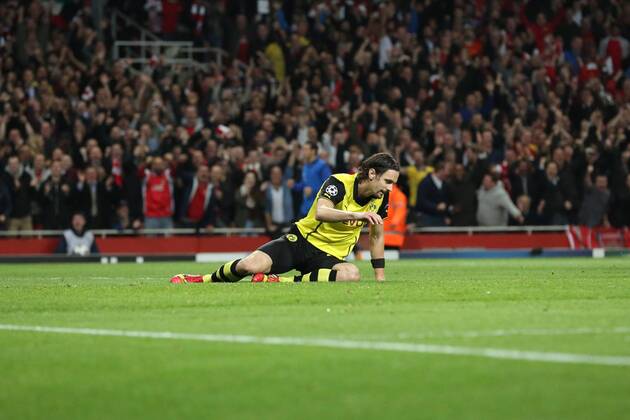 Neven Subotic 4 (Borussia Dortmund) enttaeuscht am Boden nach dem Ausgleich, 1:1, Emotion Arsenal FC London vs BVB Borussia Dortmund 09 --- Fussball --- Champions League --- 22.10.2013 EP_JSE
