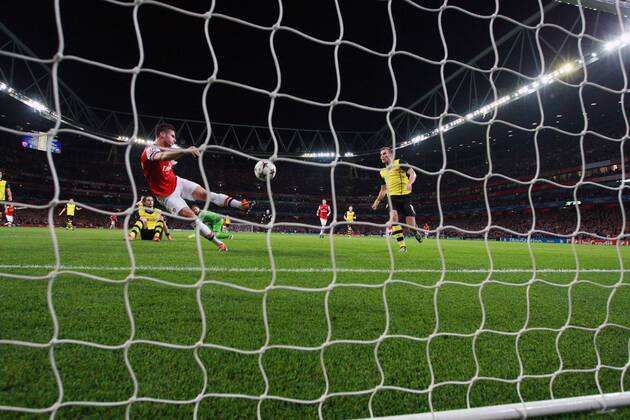 Olivier Giroud 12 (Arsenal FC) mit dem Treffer, Tor zum 1:1 mit Neven Subotic 4 (Borussia Dortmund) und Torwart Roman Weidenfeller 1 (Borussia Dortmund) geschlagen am Boden und Kevin Grosskreutz 19 (Borussia Dortmund), Aktion, Action Hintertor Kamera, Remote Kamera Arsenal FC London vs BVB Borussia Dortmund 09 --- Fussball --- Champions League --- 22.10.2013 EP_JSE
