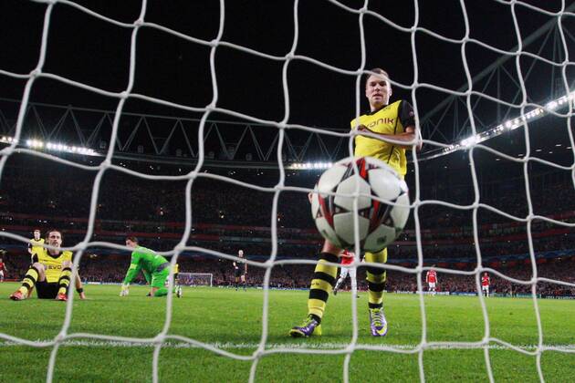 vl: Neven Subotic 4 (Borussia Dortmund), Torwart Roman Weidenfeller 1 (Borussia Dortmund) und Kevin Grosskreutz 19 (Borussia Dortmund) enttaeuscht, niedergeschlagen, traurig nach dem 1:1 Ausgleich durch Olivier Giroud 12 (Arsenal FC), Emotion Hintertor Kamera, Remote Kamera Arsenal FC London vs BVB Borussia Dortmund 09 --- Fussball --- Champions League --- 22.10.2013 EP_JSE