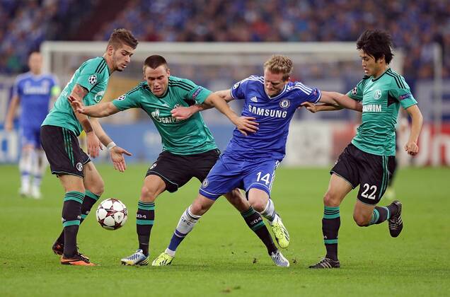 22.10.2013, xovx, Fussball Champions League, FC Schalke 04 - Chelsea London, v.l. Roman Neustädter (FC Schalke 04), Christian Clemens (FC Schalke 04), Andre Schürrle (FC Chelsea), Atsuto Uchida (FC Schalke 04), Aktion.