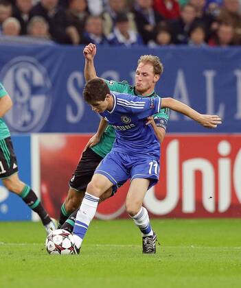 22.10.2013, xovx, Fussball Champions League, FC Schalke 04 - Chelsea London, v.l.Zweikampf zwischen Benedikt Höwedes (FC Schalke 04) und Oscar (FC Chelsea), Aktion.