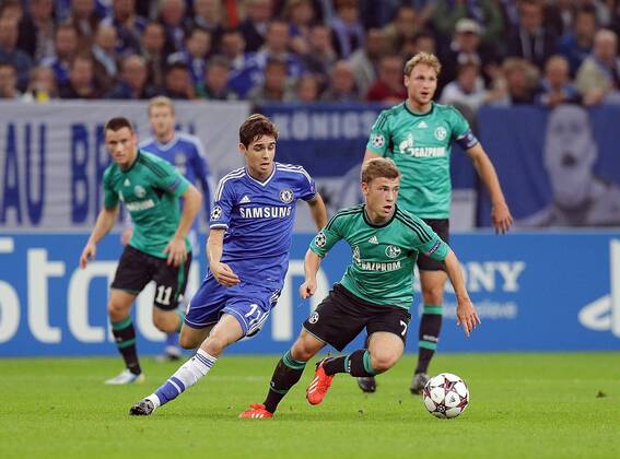22.10.2013, xovx, Fussball Champions League, FC Schalke 04 - Chelsea London, v.l. Oscar (FC Chelsea), Max Meyer (FC Schalke 04), Aktion.