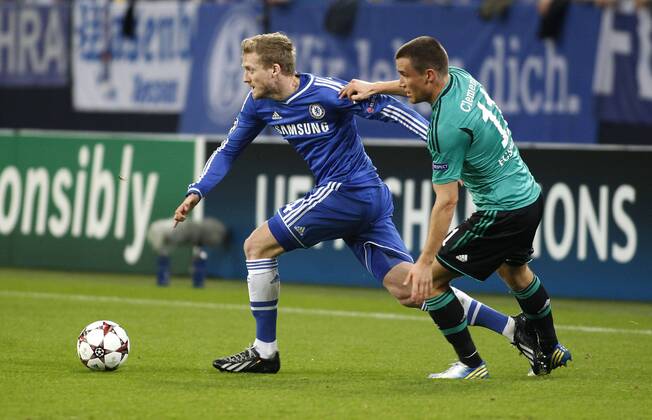 Gelsenkirchen, Veltins-Arena, 22.10.13: Londons Andre Schürrle (L) against Schalkes Christian Clemens during the match between FC Schalke 04 vs. Chelsea London in the champions league season 2013 2014. FC Schalke 04 vs. Chelsea London in der Gruppenphase der UEFA Championsleague Spiel