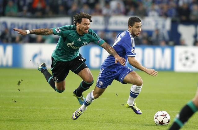Gelsenkirchen, Veltins-Arena, 22.10.13: Londons Eden Hazard (R) against Schalkes Jermaine Jones during the match between FC Schalke 04 vs. Chelsea London in the champions league season 2013 2014. FC Schalke 04 vs. Chelsea London in der Gruppenphase der UEFA Championsleague Spiel