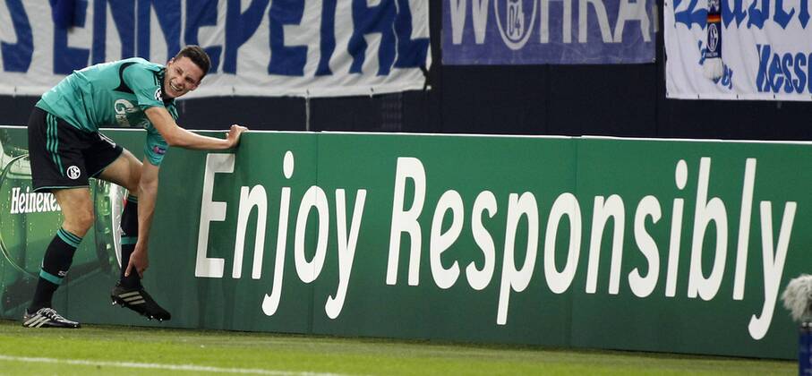Gelsenkirchen, Veltins-Arena, 22.10.13: Schalkes Julian Draxler enjoy responsibly during the match between FC Schalke 04 vs. Chelsea London in the champions league season 2013 2014. FC Schalke 04 vs. Chelsea London in der Gruppenphase der UEFA Championsleague Spiel