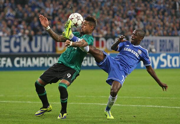 22.10.2013, Fussball Championsleague 2013 2014, Vorrunde, 3.Spieltag, FC Schalke 04 - FC Chelsea , in der Veltins-Arena Gelsenkirchen. v.l. Kevin-Prince Boateng (Schalke) gegen Ramires (FC Chelsea)