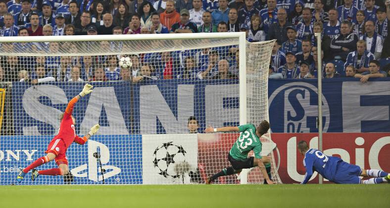 Gelsenkirchen, 22.10.2013, Veltins Arena, Fußball Tor zum 0:1 durch Fernando Torres (London) gegen Torwart Timo Hildebrand (S04) und Roman Neustädter (S04) FC Schalke 04 - FC Chelsea London