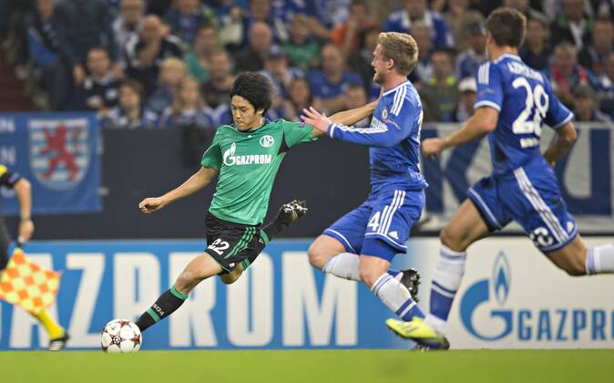 Gelsenkirchen, 22.10.2013, Veltins Arena, Fußball Atsuto Uchida (S04), Andre Schürrle (London) FC Schalke 04 - FC Chelsea London