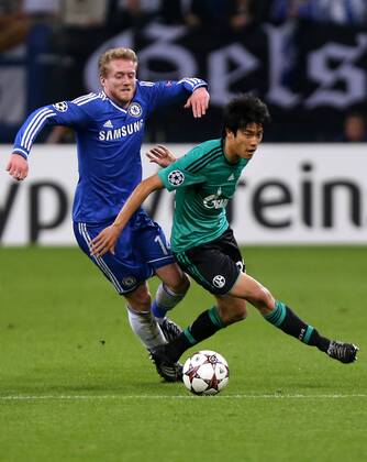 Gelsenkirchen Fußball Champions League FC Schalke 04 vs. Chelsea FC, Andre Schürrle (Chelsea), Atsuto Uchida (Schalke)