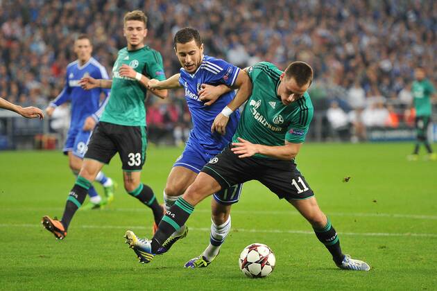 Fußball Champions League Gruppenphase 3. Spieltag Schalke 04 - FC Chelsea am 22.10.2013 in der Veltins Arena in Gelsenkirchen Eden Hazard ( Chelsea ), links - Christian Clemens ( Schalke ), rechts