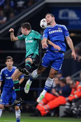 Fußball Champions League Gruppenphase 3.Spieltag: Schalke 04 - FC Chelsea am 22.10.2013 in der Veltins-Arena in Gelsenkirchen Julian Draxler ( Schalke ), links - Branislav Ivanovic ( Chelsea ), rechts