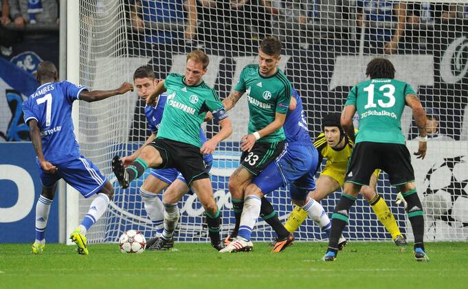 22-10-2013, Fussball, Saison 2013-2014, UEFA Champions League, Vorrunde, FC Schalke 04 - FC Chelsea, Benedikt Höwedes (Schalke 04), 3. v.li., versucht scheitert mit einem Hackentrick, rechts Roman Neustädter (Schalke 04), Torhüter Petr Cech (FC Chelsea), Jermaine Jones (Schalke 04)