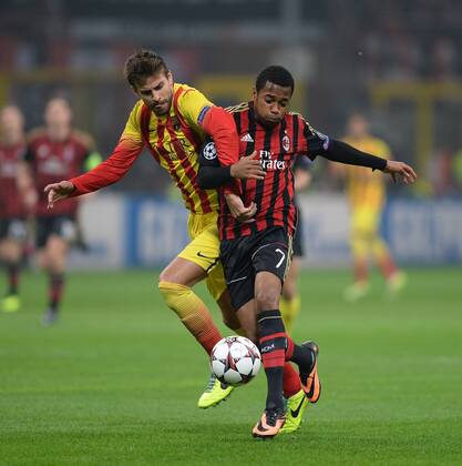 FUSSBALL CHAMPIONS LEAGUE SAISON 2013 2014 Vorrunde AC Mailand - FC Barcelona 22.10.2013 Robinho (re, AC Mailand) gegen Gerard Pique (Barca) 