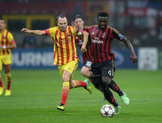 FUSSBALL CHAMPIONS LEAGUE SAISON 2013 2014 Vorrunde AC Mailand - FC Barcelona 22.10.2013 Sulley Ali Muntari (re, AC Mailand) gegen Andres Iniesta (Barca) 