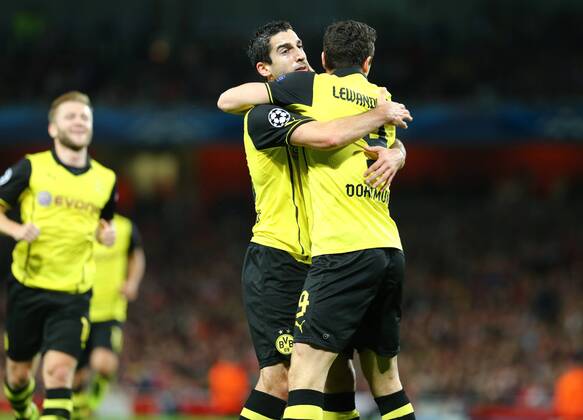 Dienstag 22.10.2013, Saison 2013 2014, UEFA Champions League, 3. Spieltag im Londoner Emirates Stadium, FC Arsenal London - BVB Borussia Dortmund, Dortmunder Torjubel zum 1:0: Torschütze Henrikh Mkhitaryan (BVB) und Robert Lewandowski (BVB), v.l.